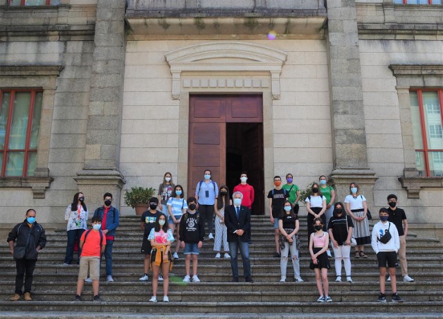 Santalices recibe ao alumnado gañador do VIII premio 'Estatuto de Autonomía de Galicia' convocado pola Deputación de Ourense